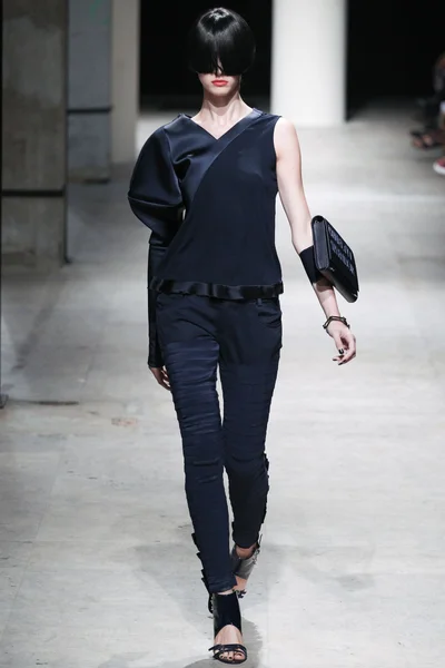 Look 16